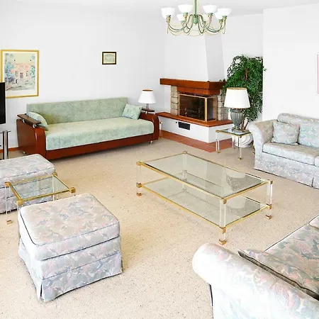 Appt Central 3 Bedroom, 2 Bath & 1 Separate Toilet *