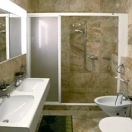 Appt Central 3 Bedroom, 2 Bath & 1 Separate Toilet 公寓